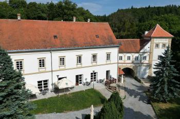 Račice Castle - Undercastle with entrance gate